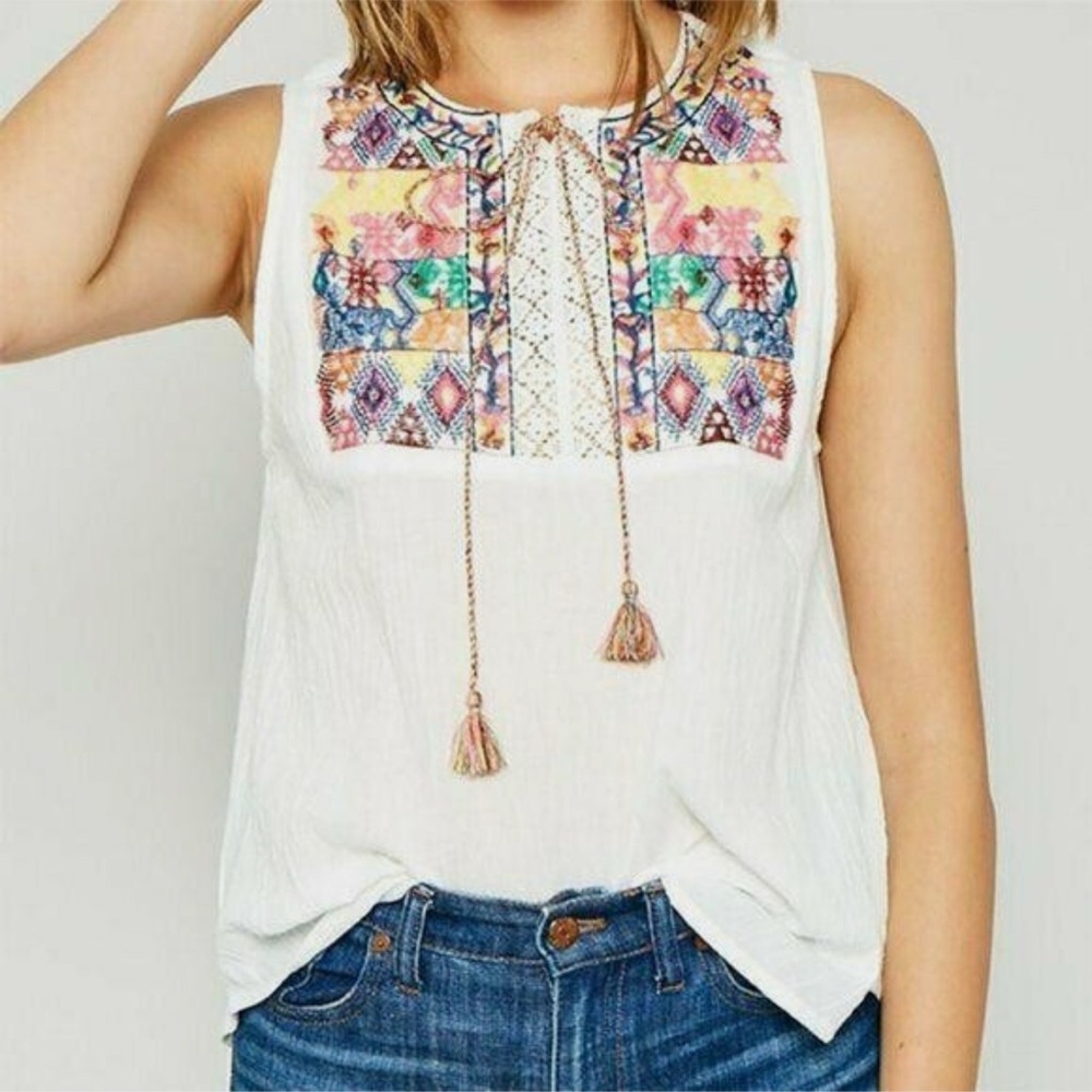 HAYDEN Los Angeles Embroidered White Sleeveless Top Size M